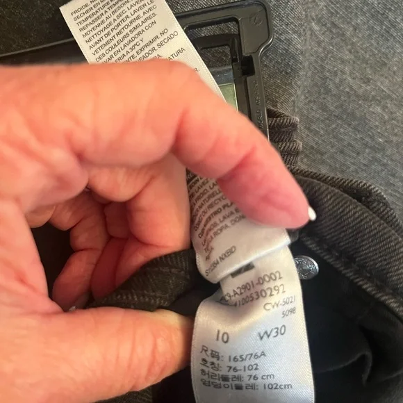 Levi's Women's High Rise Black Jeans - Picture 7 of 8